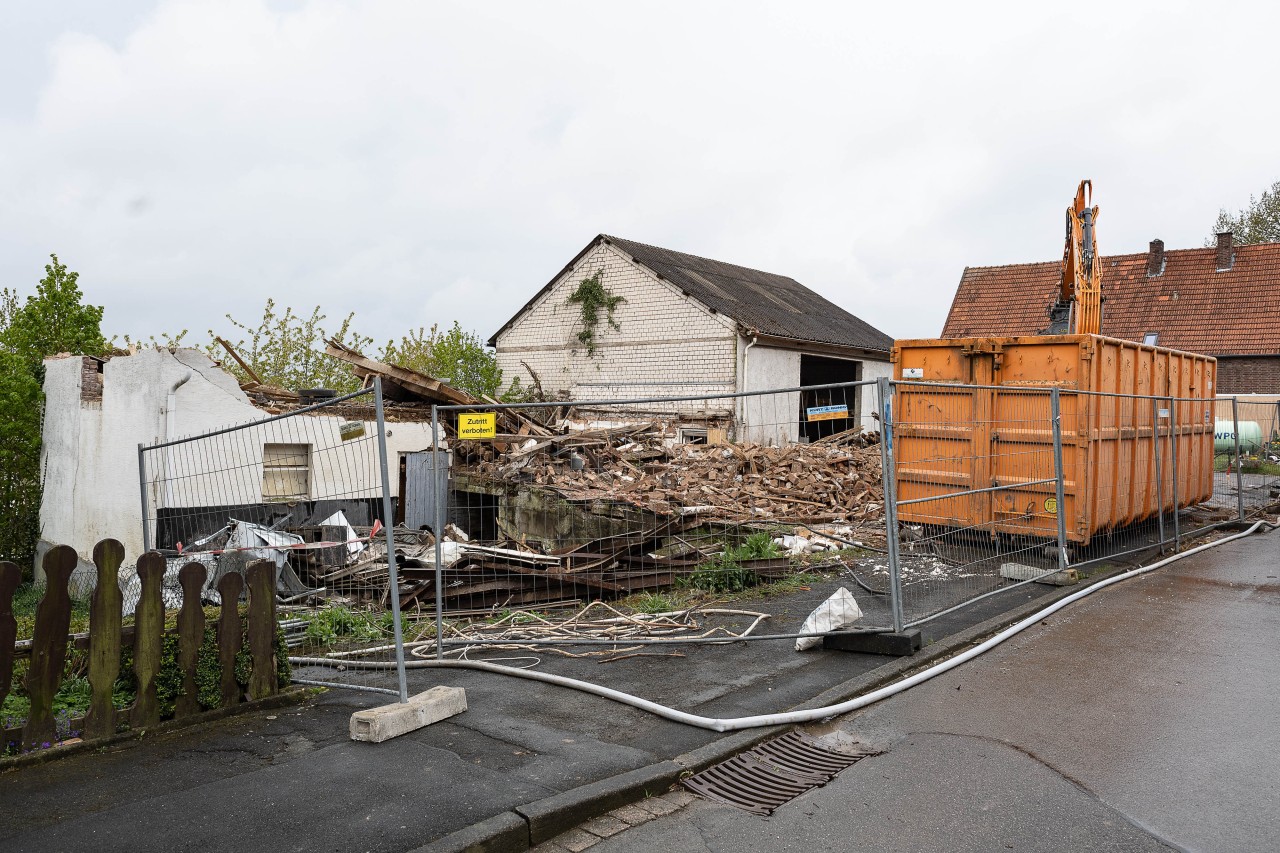 Lost Place in NRW: Das Horrorhaus in Höxter wird an diesem Montagmorgen dem Erdboden gleich gemacht.