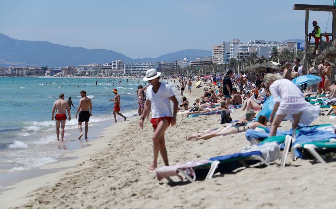 Die Maskenpflicht bleibt auf Mallorca noch eine Weile bestehen. (Symbolbild)