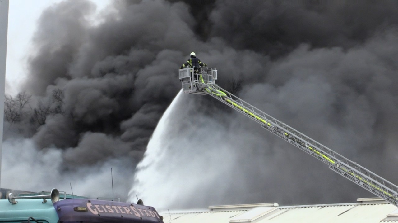 Die Feuerwehr Mülheim kämpft gegen einen Brand im Stadtteil Heißen.