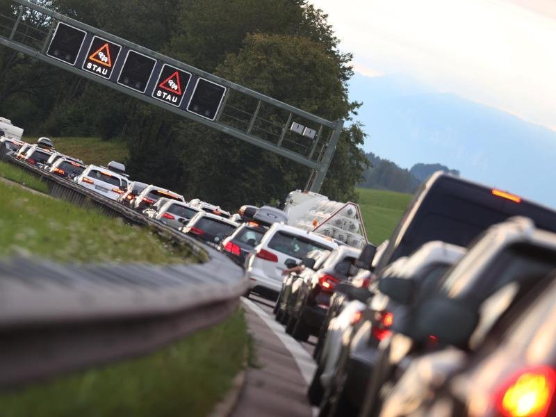 Nicht nur auf den Straßen könnte es eng werden. Auch die Deutsche Bahn und die Flughäfen rechnen wieder mit deutlich mehr Reisenden an Ostern als in den vergangenen beiden Jahren.