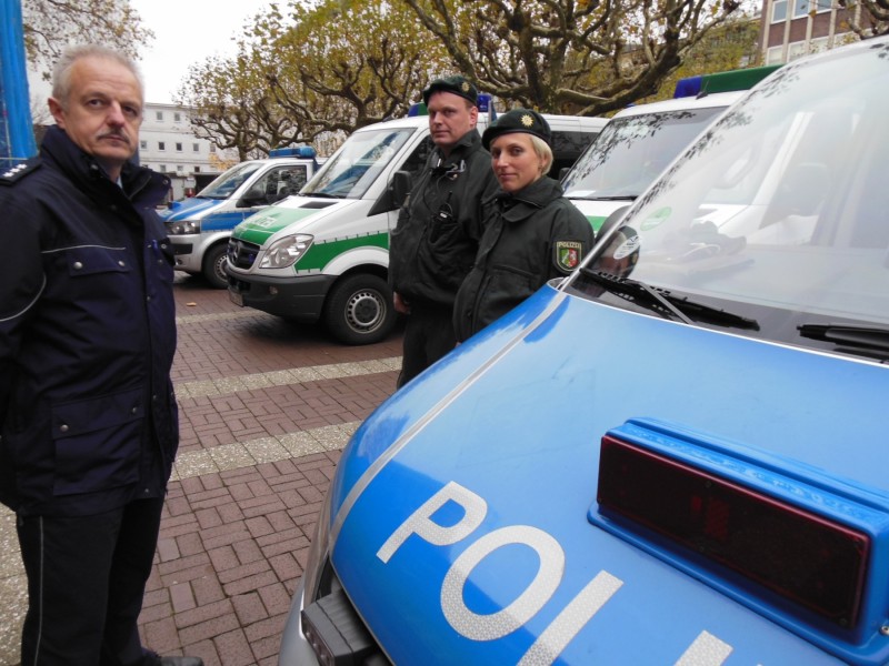 Die Oberhausener Polizei reagiert jedenfalls direkt nach der Tat. Auch um zu zeigen, dass die Stadt wegen hoher Polizeipräsenz ein schlechtes Pflaster für die Rocker ist. Sofort wird Verstärkung aus verschiedenen Städten angefordert. Die Polizei kontrolliert nun verstärkt im Umfeld des Rotlichtmilieus an der Flaßhofstraße, die nur einen Steinwurf vom Tatort entfernt liegt.