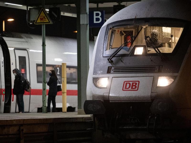 Reisen mit der Bahn soll komfortabler werden: Zunächst dank mehr Reisehelfern an Ostern, mittelfristig durch einen besseren Mobilfunkempfang auf den Strecken.