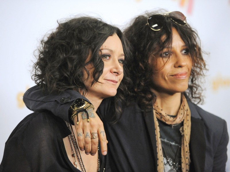 Sie haben Ja gesagt: Die US-amerikanische Schauspielerin Sara Gilbert (l., „Roseanne“, „Big Bang Theory“) und die Musikerin Linda Perry („4 Non Blondes) haben in Kalifornien geheiratet. Die beiden sind stolze Eltern eines kleinen Jungen. 