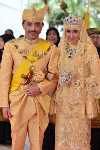 Ein hochgeschlossenes goldenes Spitzenkleid mit Smaragd-Geschmeide gab es für Braut Dayangku Raabi'atul 'Adawiyyah Pengiran Haji Bolkiah. Im April 2015 ehelichte sie Prinz Abdul Malik, Sohn des Sultans von Brunei. Der Brautstrauß bestand aus Gold, Diamanten und Edelsteinen – warum auch nicht. 