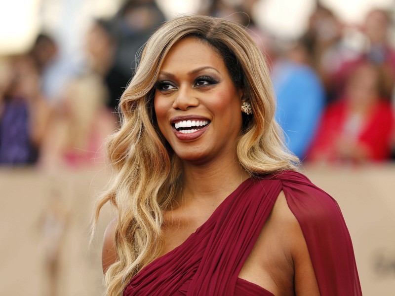 Die US-amerikanische Schauspielerin Laverne Cox ist die erste offen lebende Transsexuelle, die für einen Emmy nominiert wurde. Sie kam 1984 als Roderick Leverne Cox auf die Welt. 