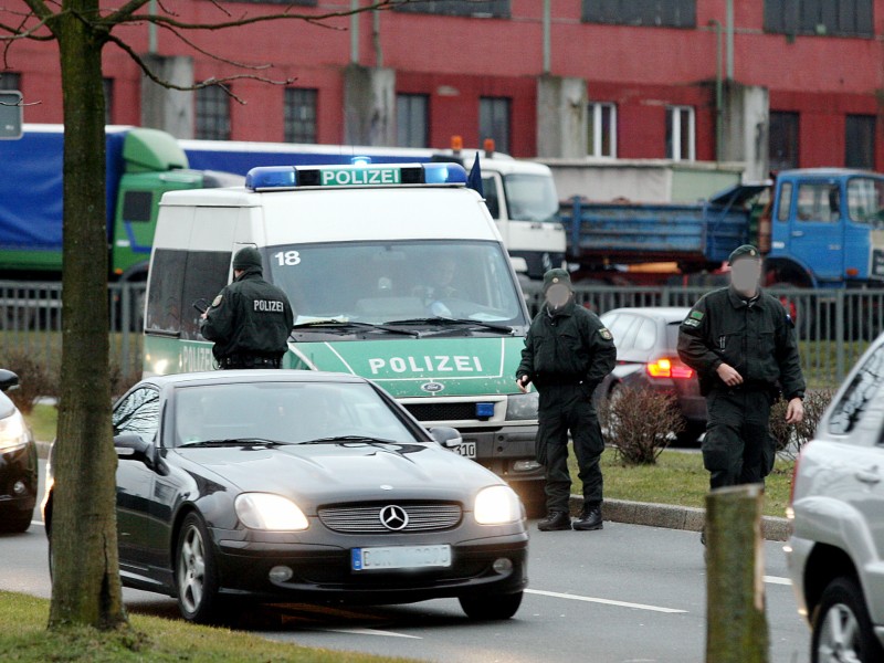 Nach den Schüssen in Sterkrade kontrollierte die Polizei mit einem Großaufgebot Passanten am Sterkrader Tor, am Centro und im Rotlichtviertel Flaßhofstraße. Durch ständige Präsenz und Kontrollen will die Polizei Oberhausen zu einem unattraktiven Standort für die rivalisierenden Rockergangs machen.