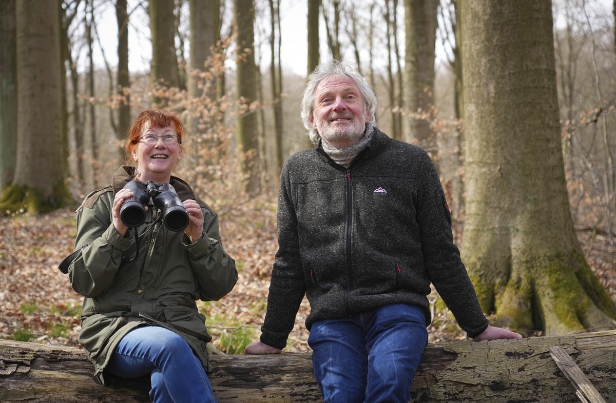 Roland Schulz, zertifizierter Landschaftsführer, und Naturschützerin Beate Blahy unterhalten sich nahe dem Ort Altkünkendorf im Grumsiner Forst. Der Grumsin liegt im Biosphärenreservat Schorfheide-Chorin.