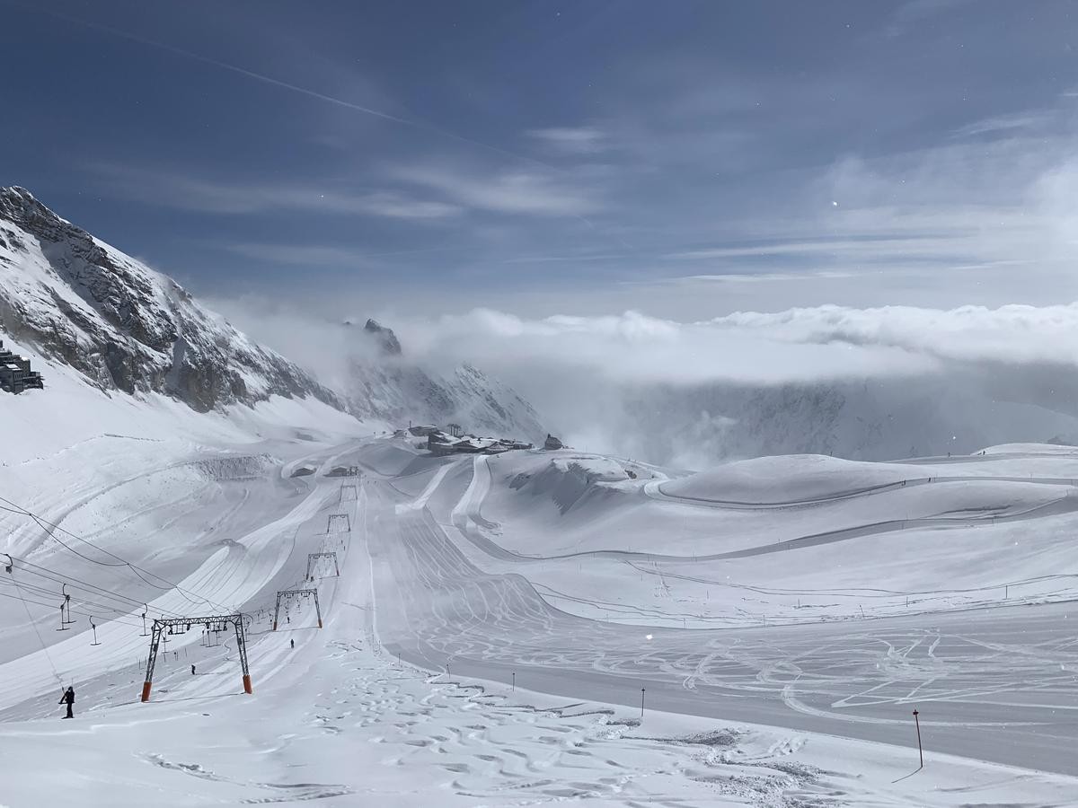 Skifahrer sind im Skigebiet Zugspitze unterwegs. 