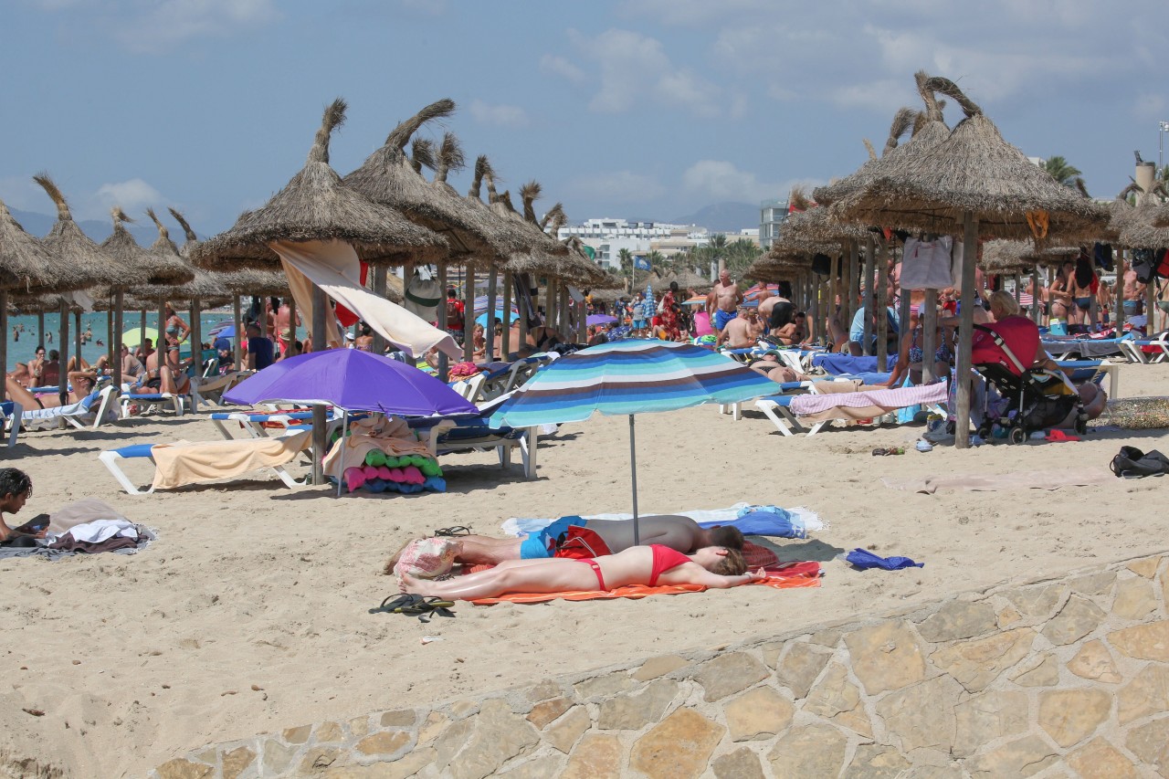 Auch im Urlaub heißt es: Achtung Betrüger! Mit einer fiesen Masche zocken Bier-Verkäufer auf Mallorca Touristen ab. (Symbolbild)