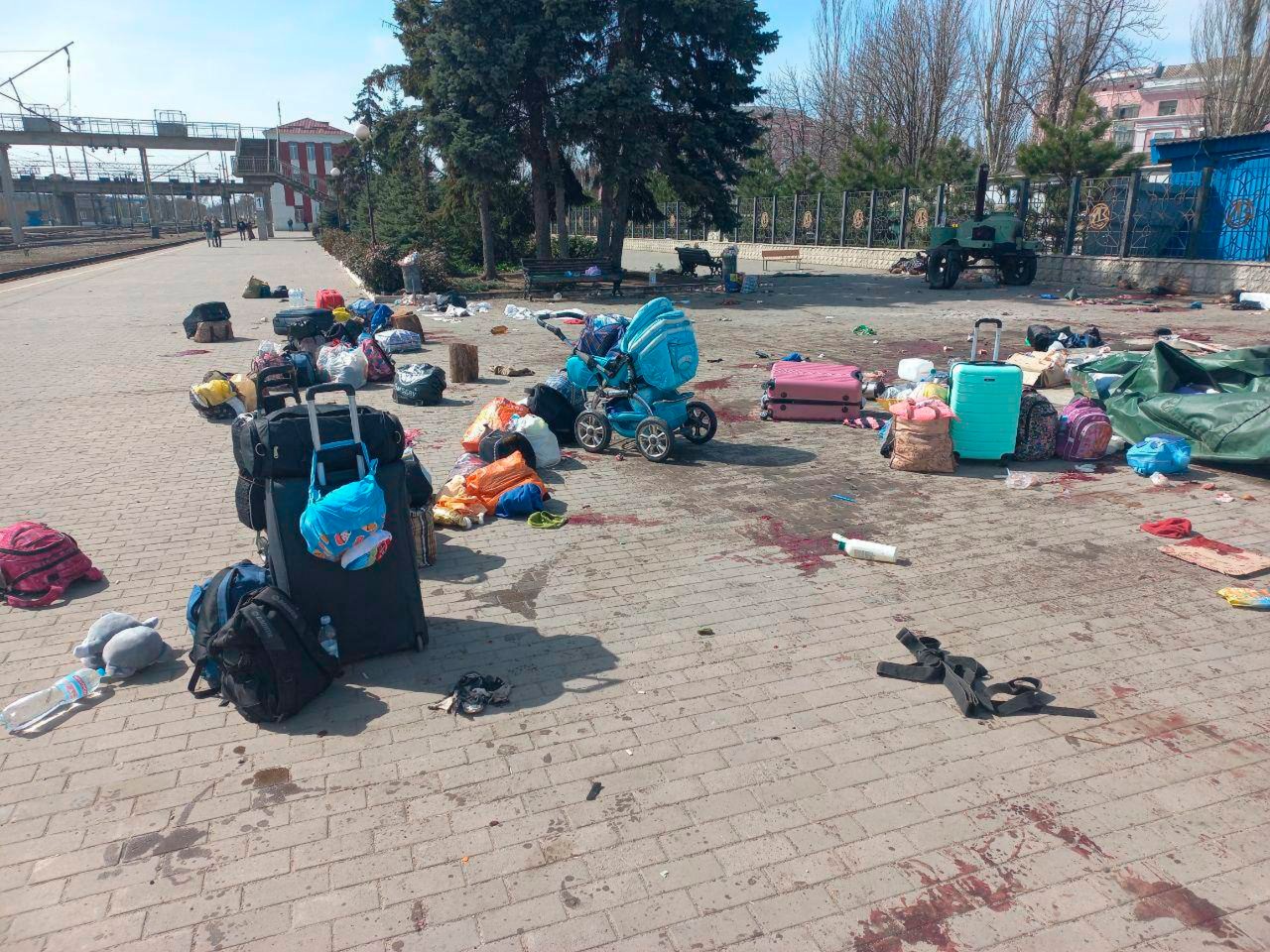 08.04.2022, Ukraine, Kramatorsk: Auf diesem Foto, das auf dem Telegramm-Kanal des ukrainischen Präsidenten Wolodymyr Zelenskyy veröffentlicht wurde, sind Blutflecken zwischen Taschen und einem Kinderwagen auf einem Bahnsteig nach russischem Beschuss des Bahnhofs in Kramatorsk, Ukraine, am Freitag, 8. April 2022, zu sehen. 