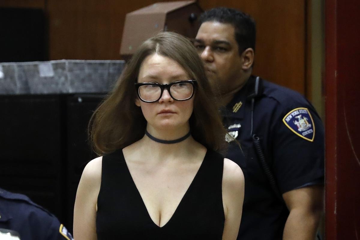 anna-delvey-vor-gericht-betrügerin.jpg