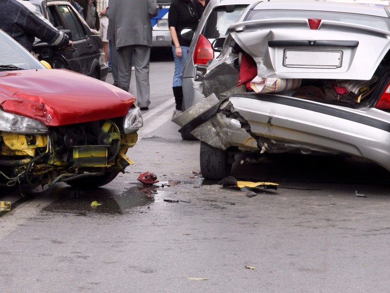 Falsch: Wer sein Auto an Bekannte verleiht, hat mit einem eventuellen Schaden nichts am Hut.

Der Autohalter sollte sich zunächst davon überzeugen, dass der Entleiher überhaupt einen gültigen Führerschein hat. Hat er den nicht, kann das im Ernstfall teure Folgen auch für den freundlichen Eigner des Autos haben.