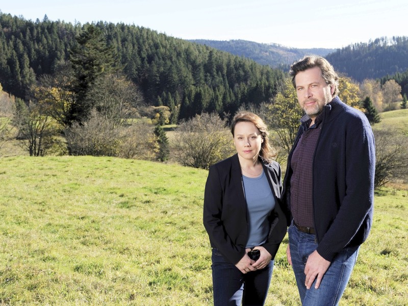 Eva Löbau und Hans-Jochen Wagner spielen die Kommissare Franziska Tobler und Friedemann Berg im Tatort Schwarzwald des SWR.