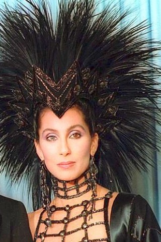 Cher mit Kopfbedeckung 1986.