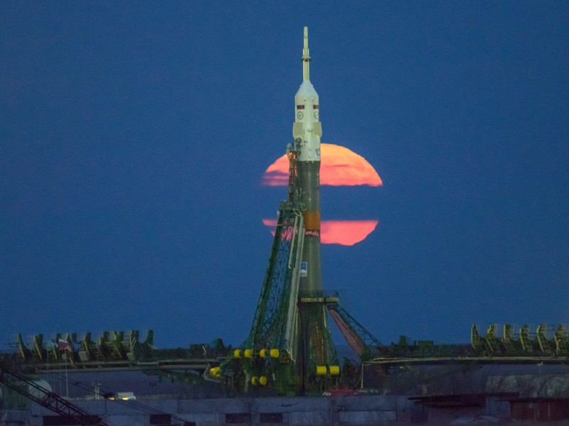 Der Supermond am 14. November 2014 hinter einer Sojus-Rakete im Weltraumbahnhof Baikonur (Kasachstan).