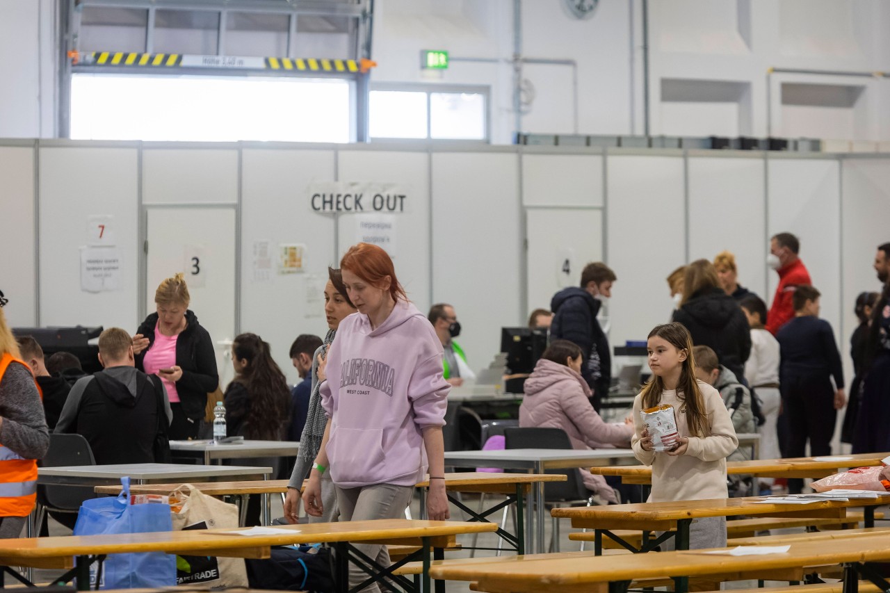 Das neue Ankunftszentrum für ukrainische Geflüchtete in der Messe Dresden: Bis Mitte Mai will Sachsen 15.000 Plätze in den Ankunftszentren für Flüchtlinge aus der Ukraine schaffen.