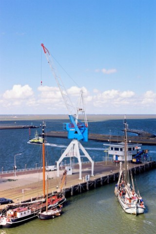 Der Hafenkran im Nordseehafen Harlingen in den Niederlanden, Baujahr 1967, hat seinen Dienst eigentlich getan. Bis 1996 wurde er zum Entladen von Holzfrachten aus Russland und Skandinavien genutzt. Seit 2003 ...