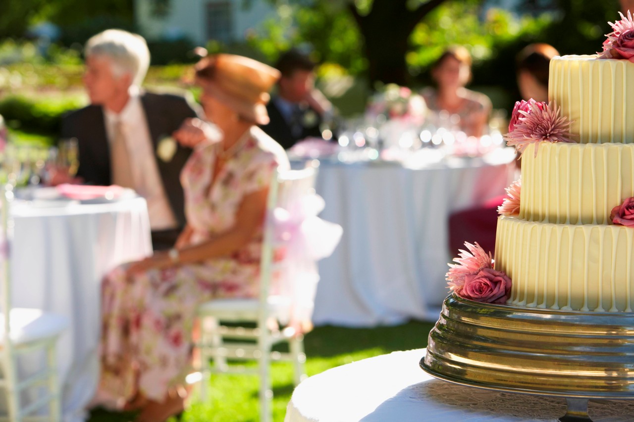 Bei dieser Hochzeit wurden plötzlich alle Gäste krank. Grund dafür war das Essen. (Symbolbild)