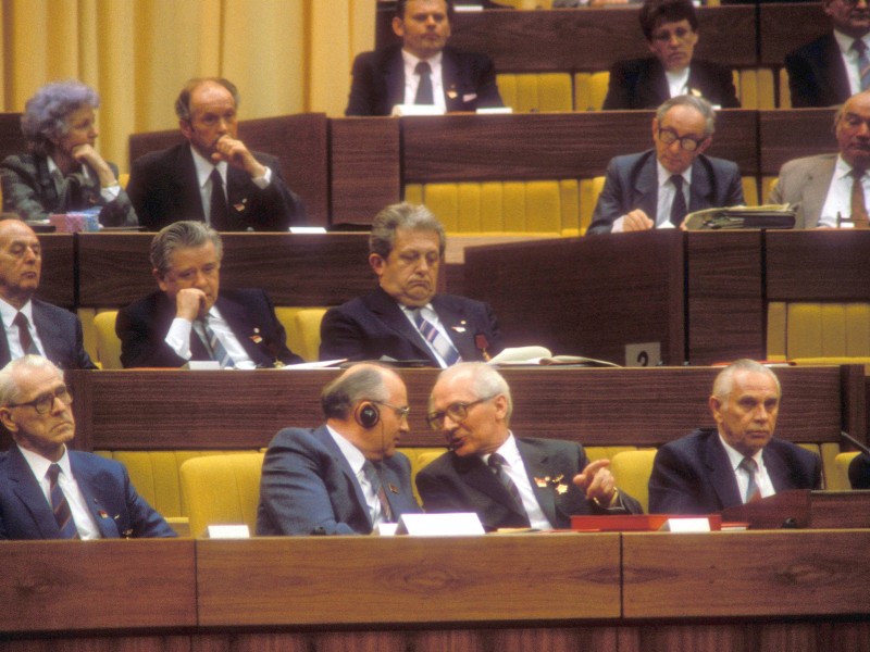 SED-Parteitag 1986: in der ersten Reihe KPdSU-Generalsekretär Michail Gorbatschow (2.v.l.) und Staatsratsvorsitzender Erich Honecker (3.v.l.), oben links Volksbildungsministerin Margot Honecker. 