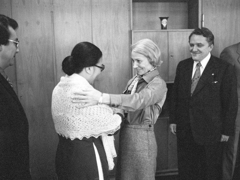 Volksbildungsministerin Honecker (r.) empfängt ihre vietnamesische Amtskollegin Nguyen Thi Binh in Berlin.