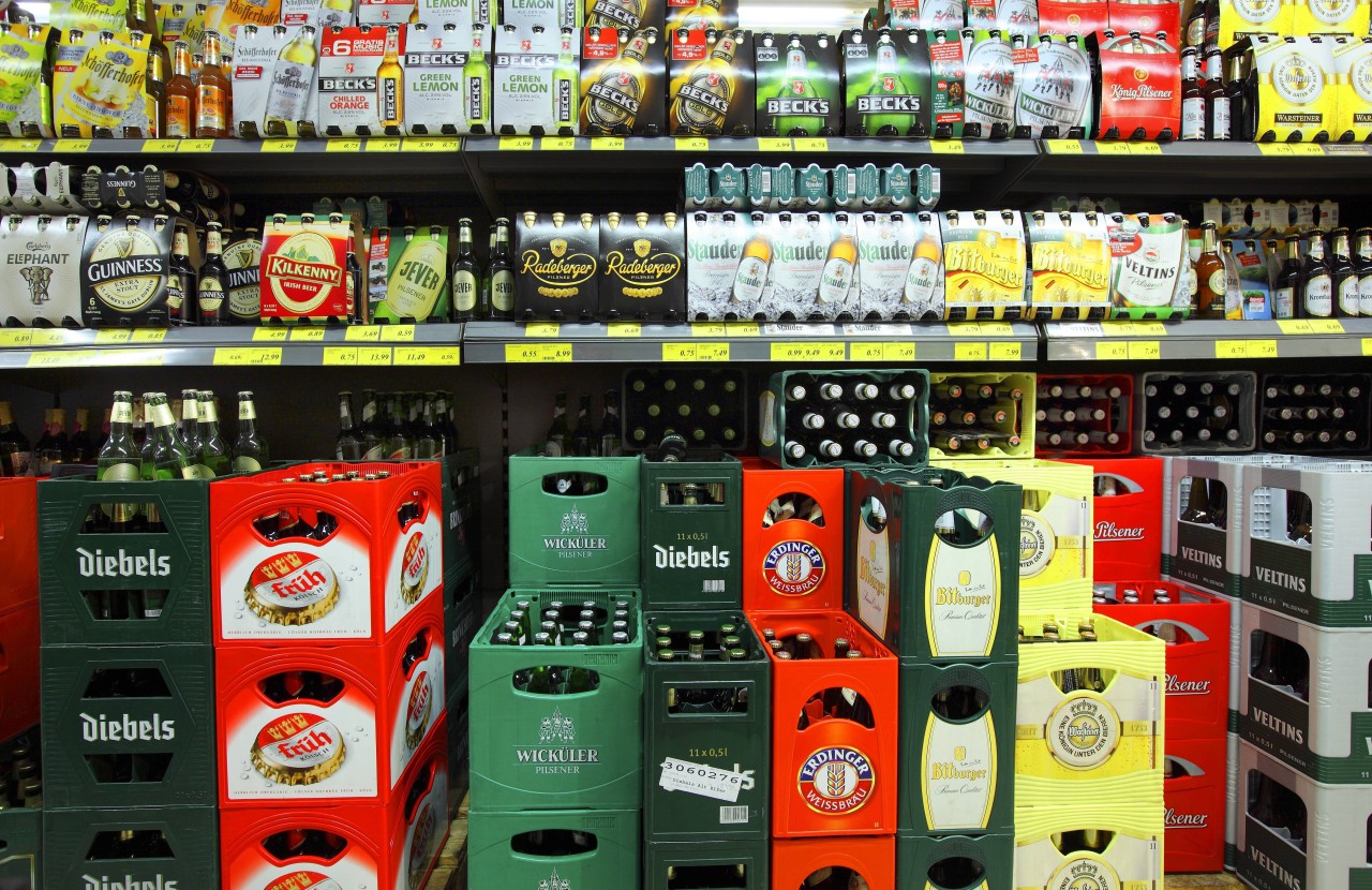 Penny, Rewe und Co: Der Preis für einen Kasten Bier könnte bald deutlich steigen. (Symbolfoto)