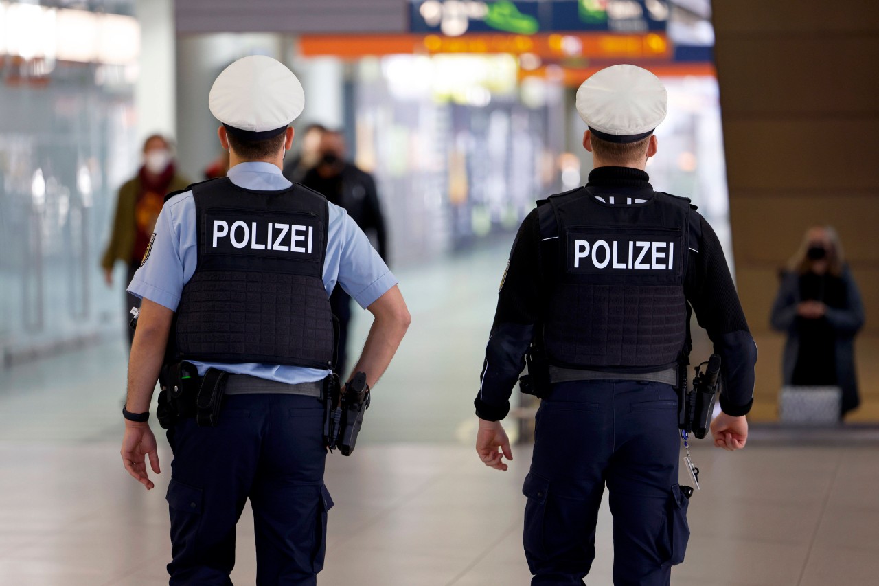 Eine normale Ticketkontrolle eskalierte in Bochum, als eine aggressive Frau dazwischen greift. (Symbolbild)