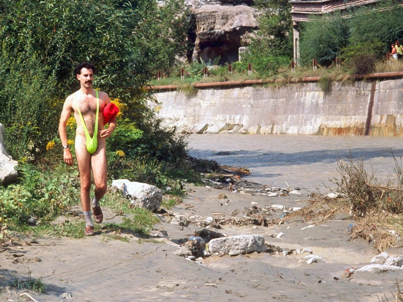 Aber auch an eine Adaption für den Mann wurde gedacht. Bei dem Mankini handelt es sich um eine Badehose mit Schulter- oder Hosenträgern. Bekanntheit erlangte diese durchaus fragwürdige Kreation durch die Komödie „Borat“.