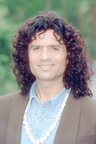 Seinen größten Erfolg hatte er Mitte der 70er mit dem Titel „Anita“: Costa Cordalis zeigt sich auf dieser Aufnahme von 1995 mit brauner Lockenpracht und natürlichem Lächeln. 