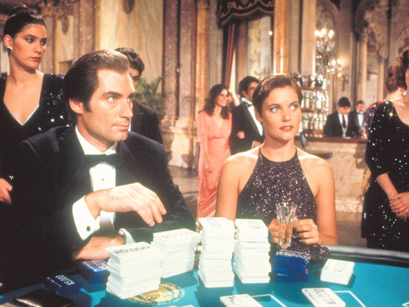 Timothy Dalton war in zwei Bond-Filmen beim Glücksspiel oder beim Schusswechsel zu sehen. Für die Filme „Der Hauch des Todes“ (1987) und „Lizenz zum Töten“ (1989) war zunächst sein späterer Nachfolger Pierce Brosnan im Gespräch. Dass Brosnan aber vertraglich anderweitig gebunden war, schadete der Filmreihe nicht. 