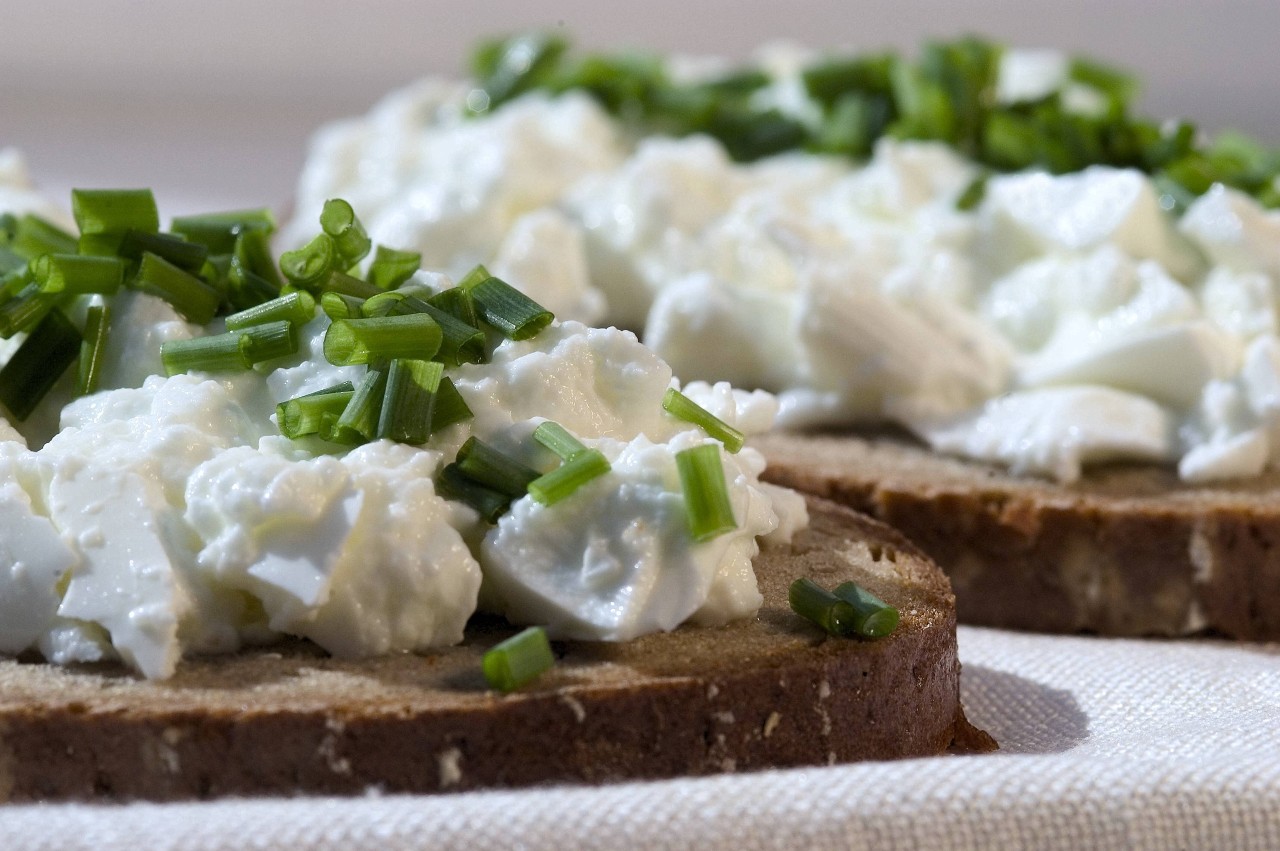 Neben dem orangefarbenen Cheddar soll auch Frischkäse besonders gefährlich sein.