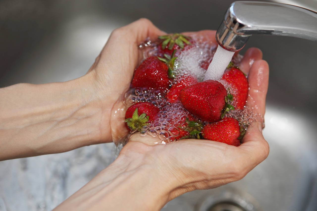 Abspülen reicht: Obst muss nicht heiß gewaschen werden.