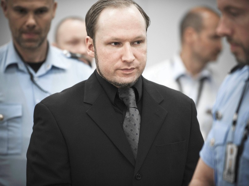 Der Rechtsterrorist Anders Behring Breivik gesteht beide Anschläge mit 77 Toten. Er wird zu einer Höchststrafe von 21 Jahren Haft mit anschließender Sicherungsverwahrung verurteilt. 