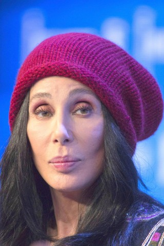 Cher mit Kopfbedeckung 2016. 