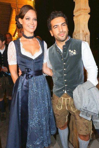 Er brachte seine Freundin Julia mit auf die Wiesn: Schauspieler und Teenie-Schwarm Elyas M’Barek („Fack ju Göhte“). 