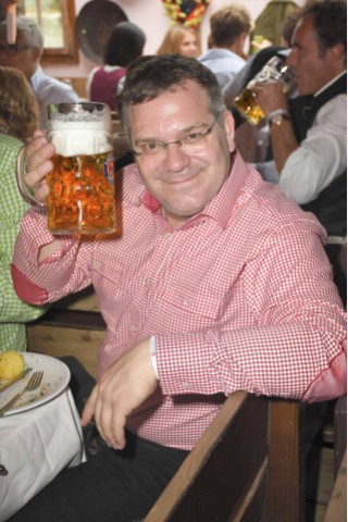 Auch Moderator Elton ließ sich die Mass Bier schmecken. 