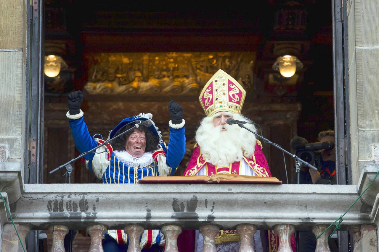 Nicht unumstritten ist der Begleiter von „Sinterklaas“: der „Zwarte Piet“. Meist wird er von weißen Schauspielern dargestellt, die sich schwarz schminken - eine Praxis, die als rassistisch kritisiert wird. 