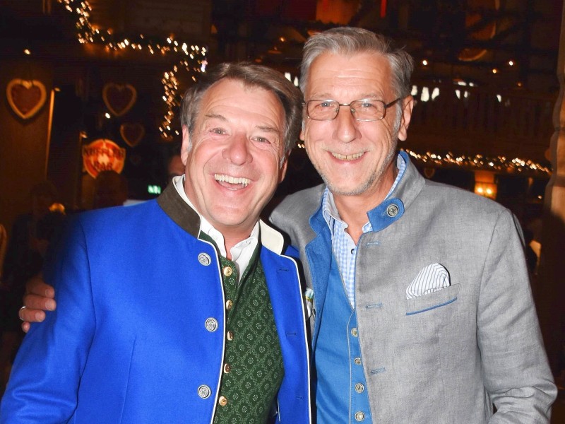 Oktoberfest in München: Das traditionsreiche Volksfest ist auch immer eine Gelegenheit zum Schaulaufen für Promis. So zeigten sich auch Schlagerstar Patrick Lindner mit Mann Peter Schäfer gut gelaunt im Bierzelt. 