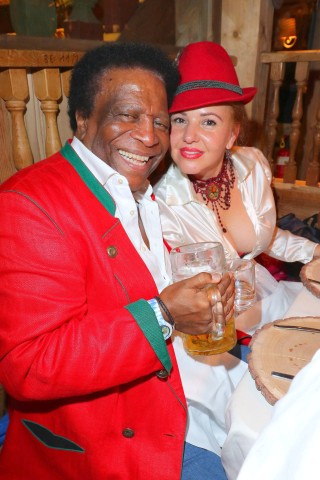 Farblich abgestimmt: Roberto Blanco und Ehefrau Luzandra Strassburg im Festzelt der bekannten Käfers Wiesn-Schänke.