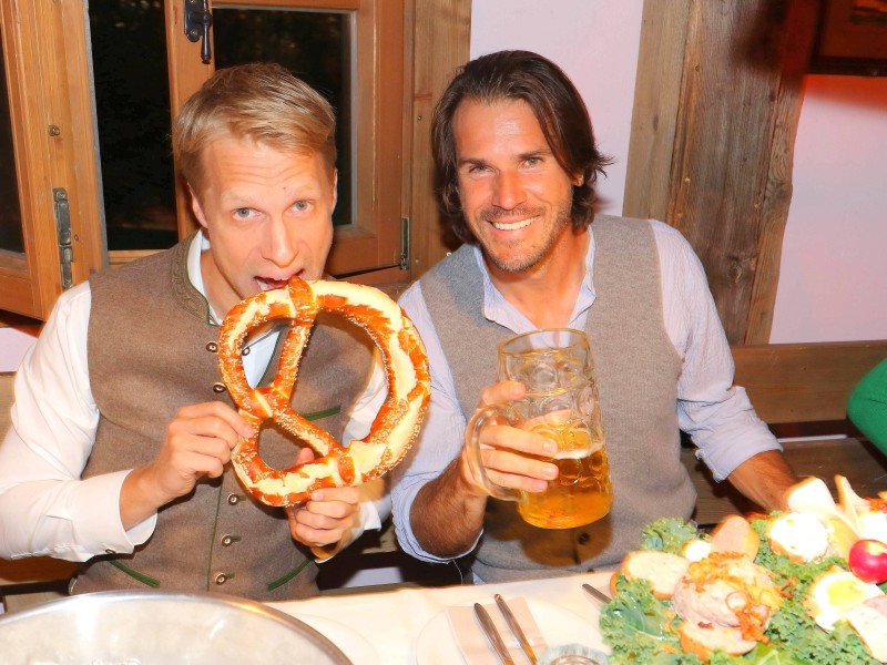 Klassisches Festmahl auf dem Oktoberfest: Brezen und Bier.