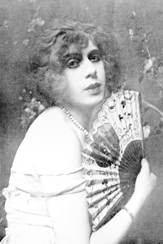 Die dänische Malerin Lili Elbe gehört zu den ersten intersexuellen Menschen, die sich 1930/31 geschlechtsangleichenden Operationen unterzogen hat. Sie wurde als Einar Mogens Wegener sowohl mit männlichen als auch mit weiblichen Organen 1882 geboren. 1931 starb sie an den Folgen der medizinischen Eingriffe. 