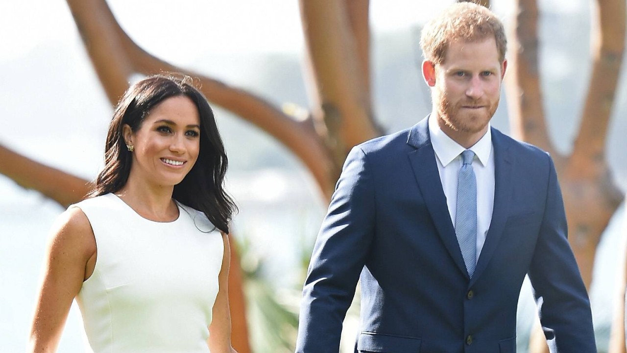 Am 8. Januar 2020 gaben Prinz Harry und Meghan Markle ihre Absicht bekannt, als hochrangige Mitglieder der Königsfamilie zurückzutreten und finanziell unabhängig zu werden.