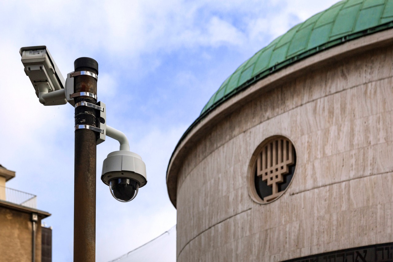 Düsseldorf: Vor der Neuen Synagoge zeigte ein Unbekannter Anfang des Jahres den Hitlergruß. 