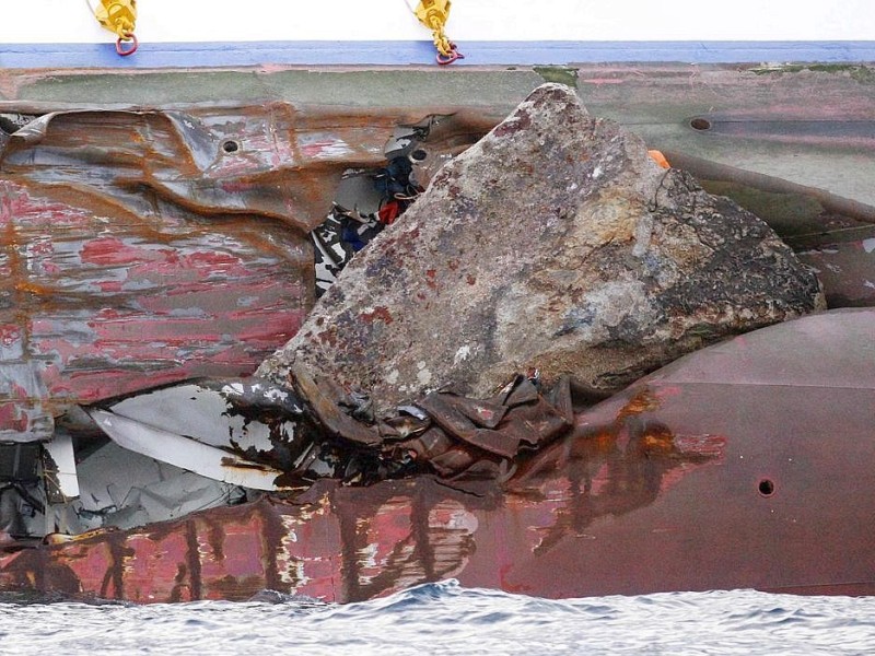 ...den das Schiff gerammt hatte, steckt fest. Unwirklich sieht die Bucht..