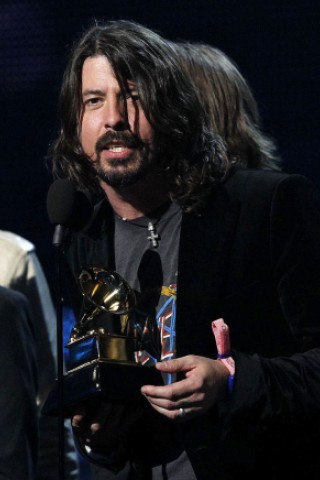 ...um Sänger Dave Grohl...