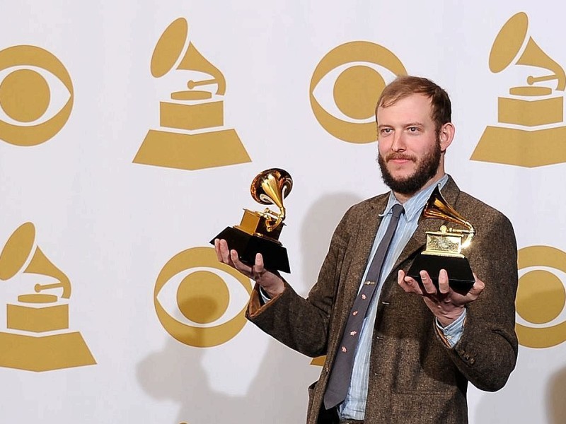 Das ist Justin Vernon von der Band Bon Iver. Die Band hat zwei Grammys gewonnen - fürs beste Alternative Album und als beste Newcomer. Und Vernon...