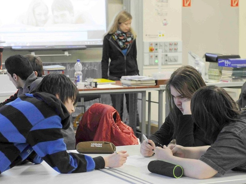 Am Dienstag, den 13.03.2012, unterrichtet Birgit Albrecht in der 8. Klasse der Realschule Strünkede in Herne das Fach Sexualkunde. Im Aufklärungsunterricht lernen die Schüler auch den richtigen Umgang mit einem Kondom.Foto: Ute Gabriel / WAZ FotoPool