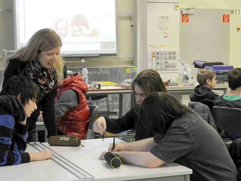 Am Dienstag, den 13.03.2012, unterrichtet Birgit Albrecht in der 8. Klasse der Realschule Strünkede in Herne das Fach Sexualkunde. Im Aufklärungsunterricht lernen die Schüler auch den richtigen Umgang mit einem Kondom.Foto: Ute Gabriel / WAZ FotoPool