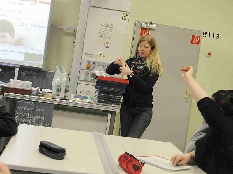 Am Dienstag, den 13.03.2012, unterrichtet Birgit Albrecht in der 8. Klasse der Realschule Strünkede in Herne das Fach Sexualkunde. Im Aufklärungsunterricht lernen die Schüler auch den richtigen Umgang mit einem Kondom.Foto: Ute Gabriel / WAZ FotoPool