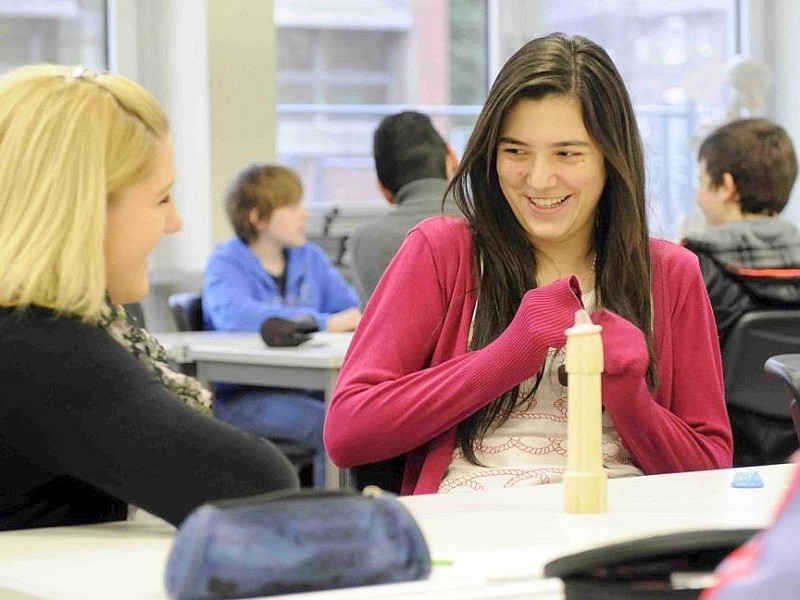 Am Dienstag, den 13.03.2012, unterrichtet Birgit Albrecht in der 8. Klasse der Realschule Strünkede in Herne das Fach Sexualkunde. Im Aufklärungsunterricht lernen die Schüler auch den richtigen Umgang mit einem Kondom.Foto: Ute Gabriel / WAZ FotoPool