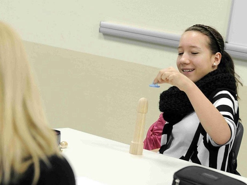 Am Dienstag, den 13.03.2012, unterrichtet Birgit Albrecht in der 8. Klasse der Realschule Strünkede in Herne das Fach Sexualkunde. Im Aufklärungsunterricht lernen die Schüler auch den richtigen Umgang mit einem Kondom.Foto: Ute Gabriel / WAZ FotoPool